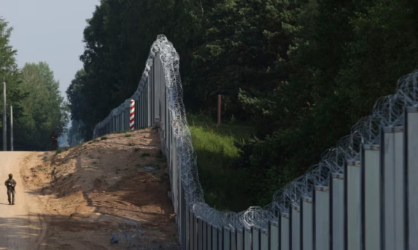 Vdes ushtari polak që ishte therur nga një emigrant në kufirin bjellorus