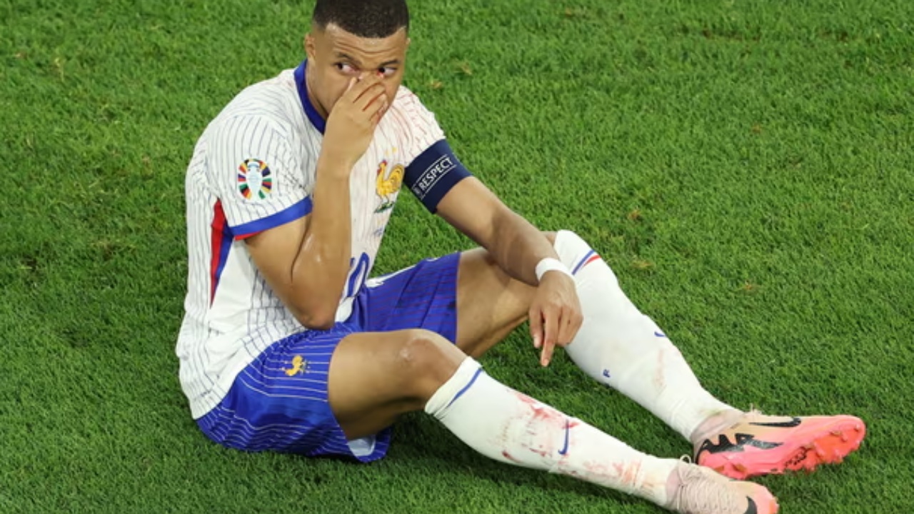 Dalin foto nga stërvitja e Francës, ja si duket maska që po mban Mbappe pas dëmtimit në hundë