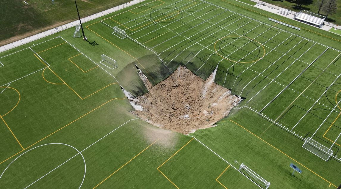 Një gropë gjigande shfaqet në fushën e futbollit
