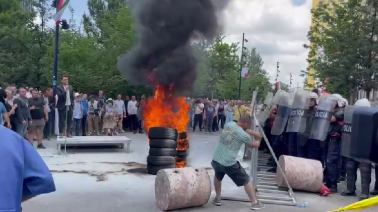 Protesta para Bashkisë Tiranë/ Protestuesit djegin gomat dhe qëllojnë me vezë e sende të forta efektivët e policisë 