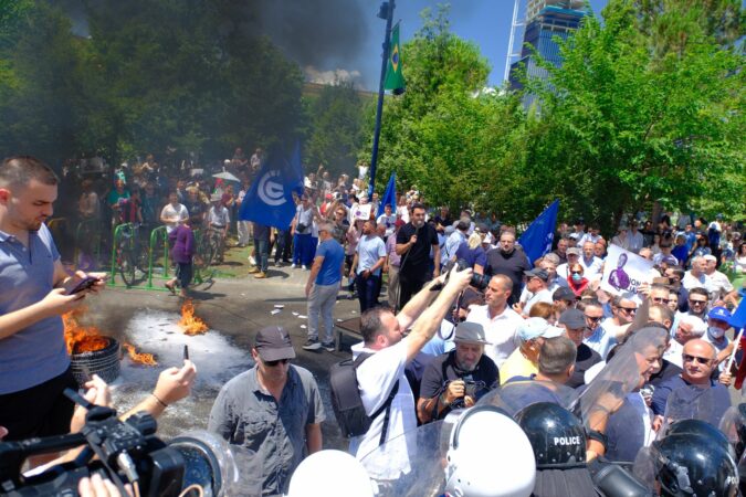 Mbyllet pas 1 ore protesta e 14 e opozitës para Bashkisë së Tiranës