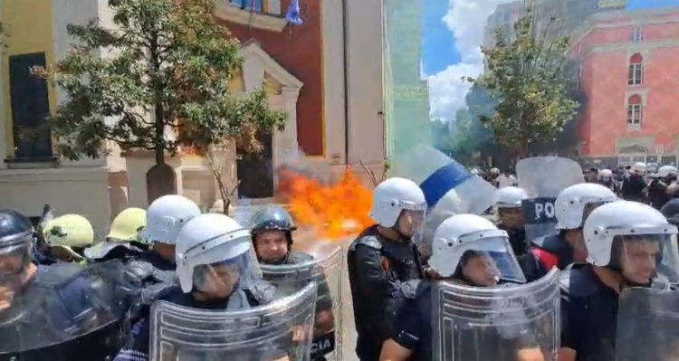 Hodhi molotov në protestën para Bashkisë Tiranë, ndalohet 29-vjeçari (Emri) 