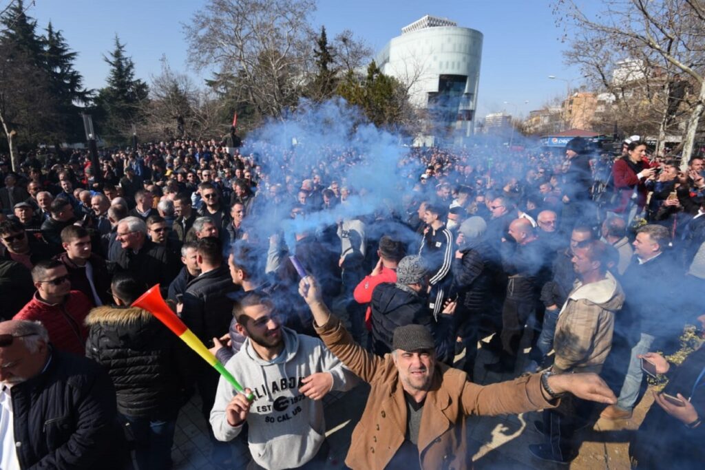 Opozita proteston sot para Parlamentit