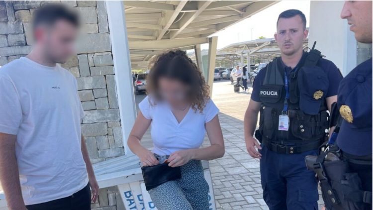 Po largoheshin pas vizitës në Shqipëri, Policia në Rinas i dorëzon portofolin e humbur turistëve