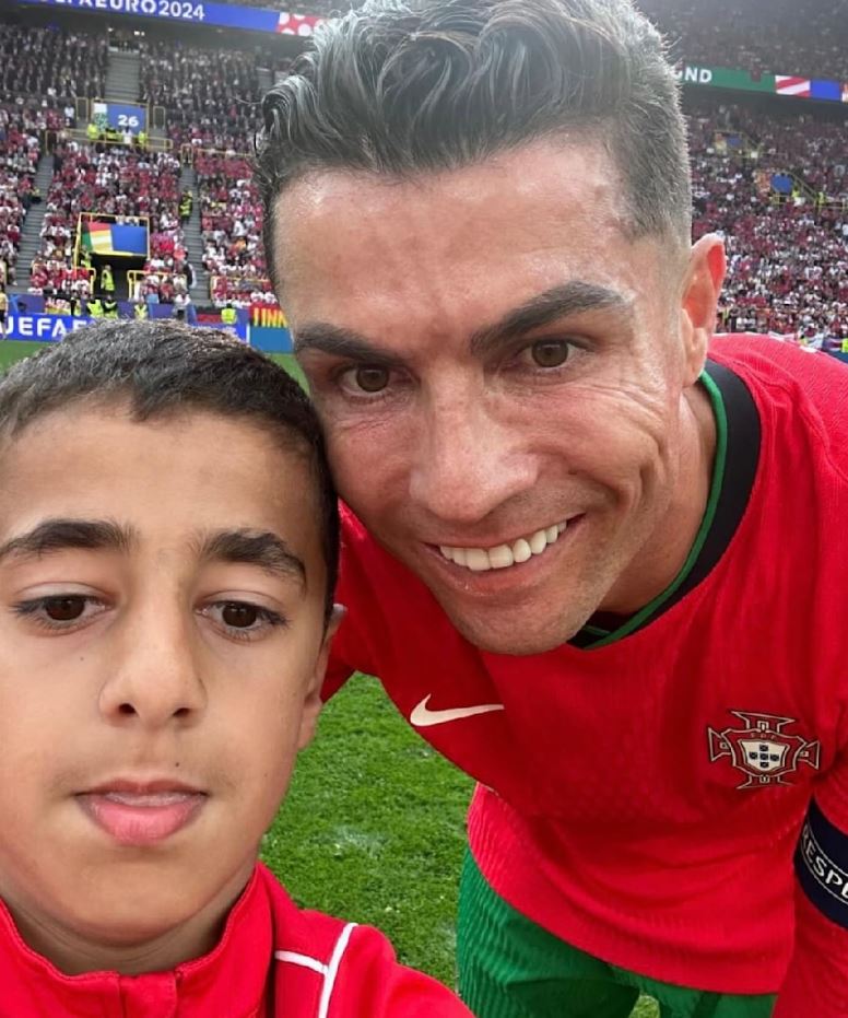 Selfie me Ronaldon që nuk do harrohet kurrë, Berati 10-vjeçar tregon si hyri në fushë