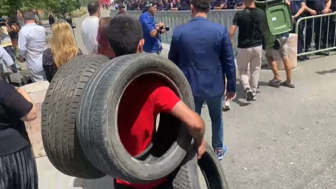 Nis protesta e opozitës para Bashkisë së Tiranës, protestuesit me goma gati për t’i djegur