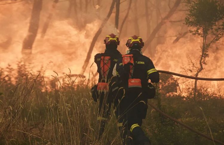 Zjarret në Greqi/ Shënohet viktima e parë, vijojnë evakuimet e banorëve 