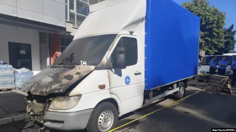 Digjen dy kamionë në Mitrovicë të Veriut, dëmtohet edhe një makinë, ja dyshimet e para nga Policia