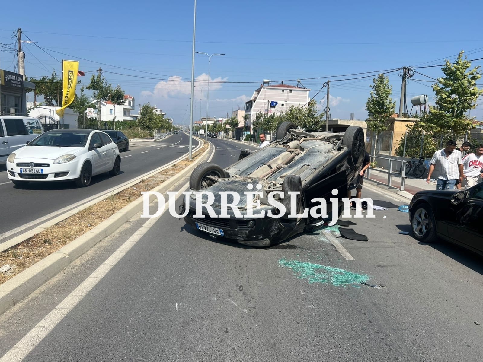 Makina kthehet përmbys në mes të rrugës në Durrës, detajet e para