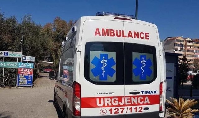 Po kryente punime në një banesë, rrëzohet dhe dëmtohet 27-vjeçari, niset për mjekim në spital