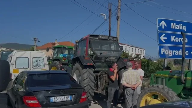 Protesta e fermerëve në Maliq/ Bllokimi i rrugës me traktorë, policia vendos gjoba