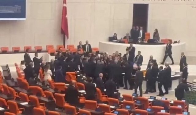 VIDEO/ Plas sherri në parlamentin e Turqisë, deputetët goditen me grushta