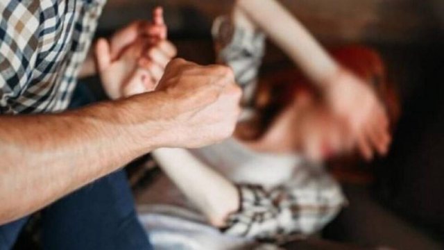 32-vjeçari i poston video intime dhe dhunon ish-bashkëshorten shqiptare në sy të fëmijës
