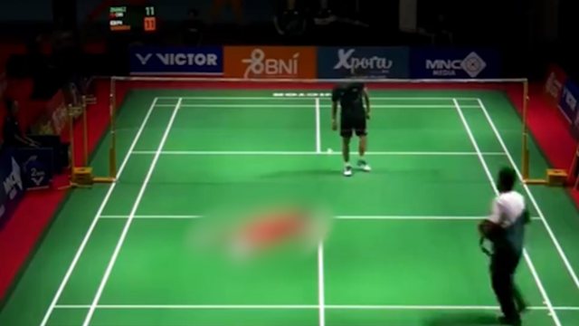 PAMJE TË RËNDA/ Shembet përtokë në mes të lojës,talenti kinez 17-vjeçar ndërron jetë duke luajtur badminton (VIDEO)
