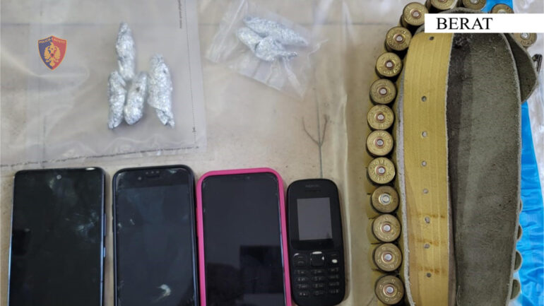 Shisnin kanabis, arrestohen katër persona. Sekuestrohen drogë, armë dhe municion