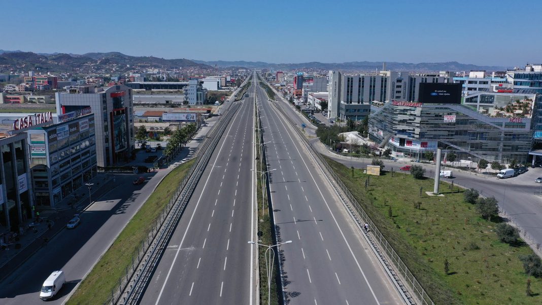 Autostrada Tiranë-Durrës do të zgjerohet në 3 korsi në të dy krahët, nis puna në shtator