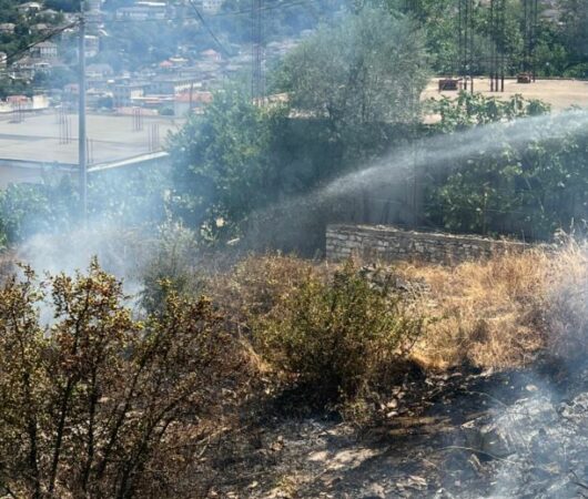 Zjarri në Gjirokastër, rrezikohen dy banesa