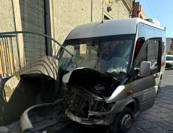 Grupi i turistëve shqiptarë në Itali përfshihet në aksident, Ministria e Jashtme vendoset në gatishmëri