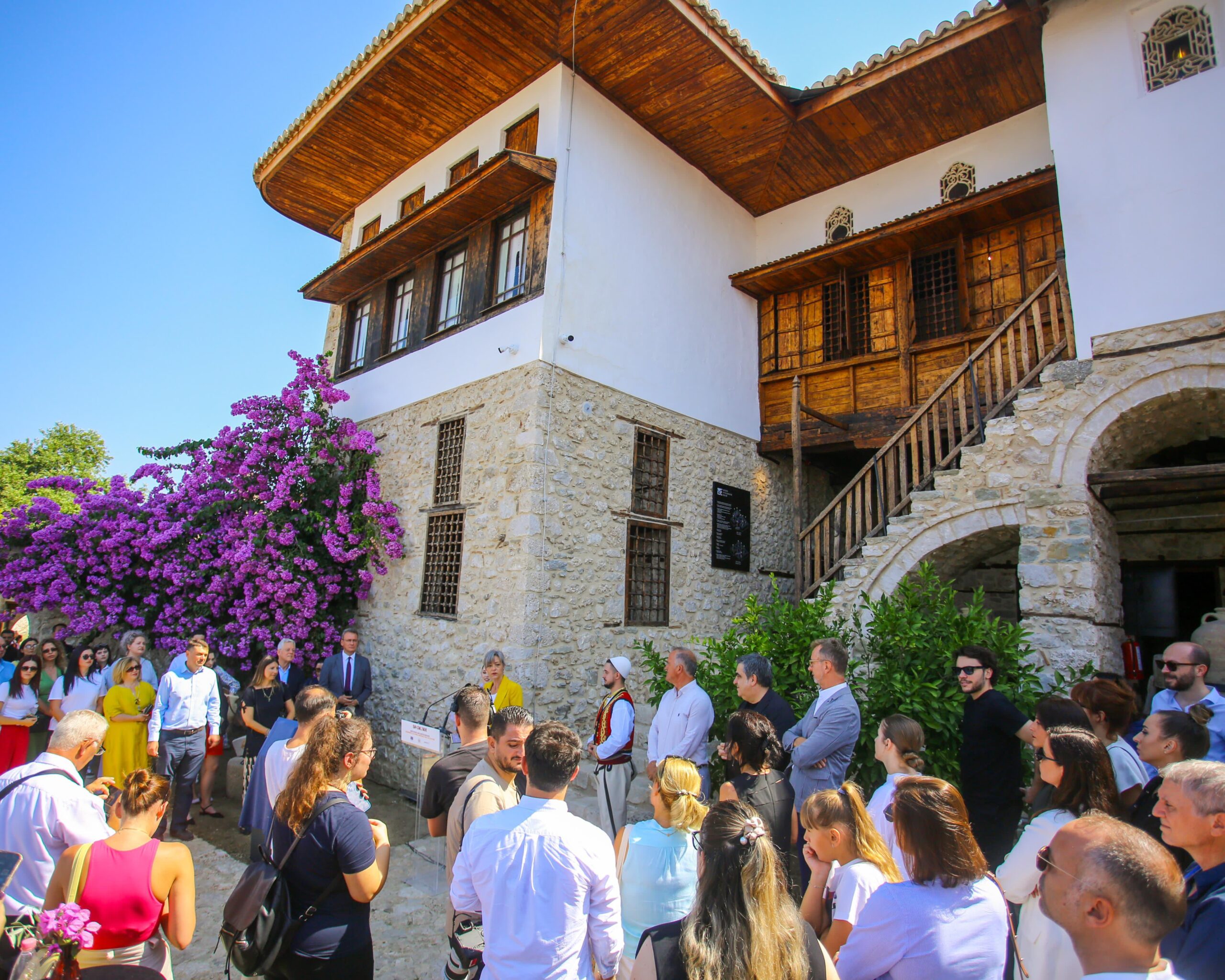 Muzeu Etnografik i Krujës hap dyert për publikun pas restaurimit! Digjitalizim e ekspozita të reja për artefakte