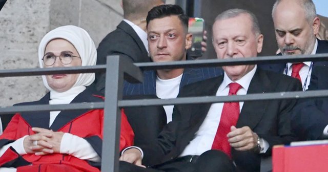 Presidenti Erdogan kritikon UEFA-n, Özil i hedh benzinë zjarrit