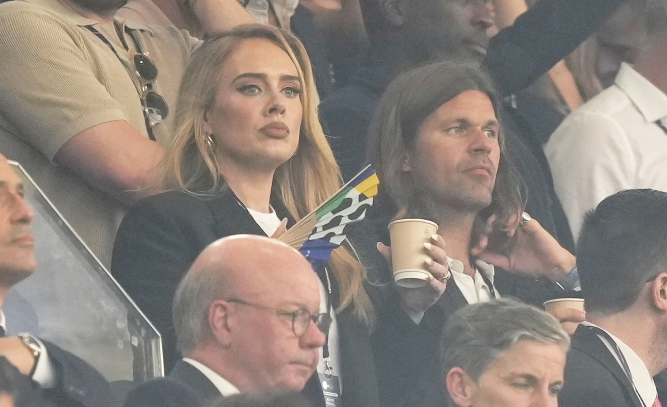 Adele i bërtet një fansi në gjysmëfinalen e Europianit, “zien” rrjeti: Kush mendon se është kjo?!