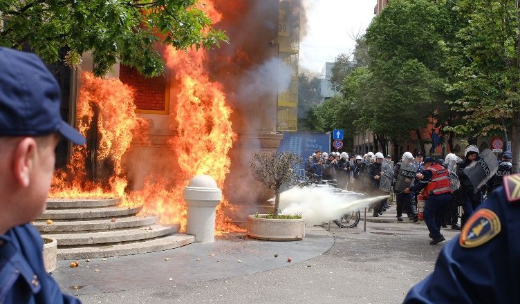 Protesta e opozitës përpara Bashkisë së Tiranës, policia del me njoftimin e rëndësishëm