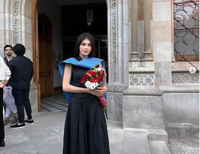 FOTO/ Në ditën më të bukur të saj, Niko Peleshit i mbetet “peng” diplomimi i Aleksias