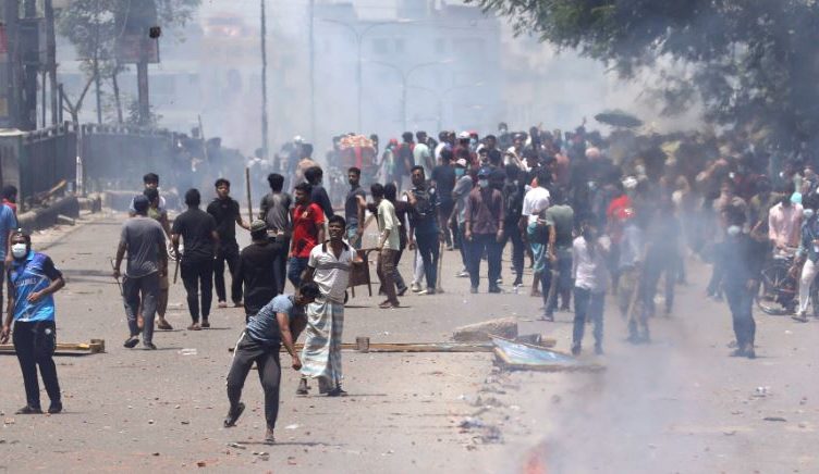 Kaos në Bangladesh, protestuesit sulmojnë burgun, raportohet për 100 të vdekur
