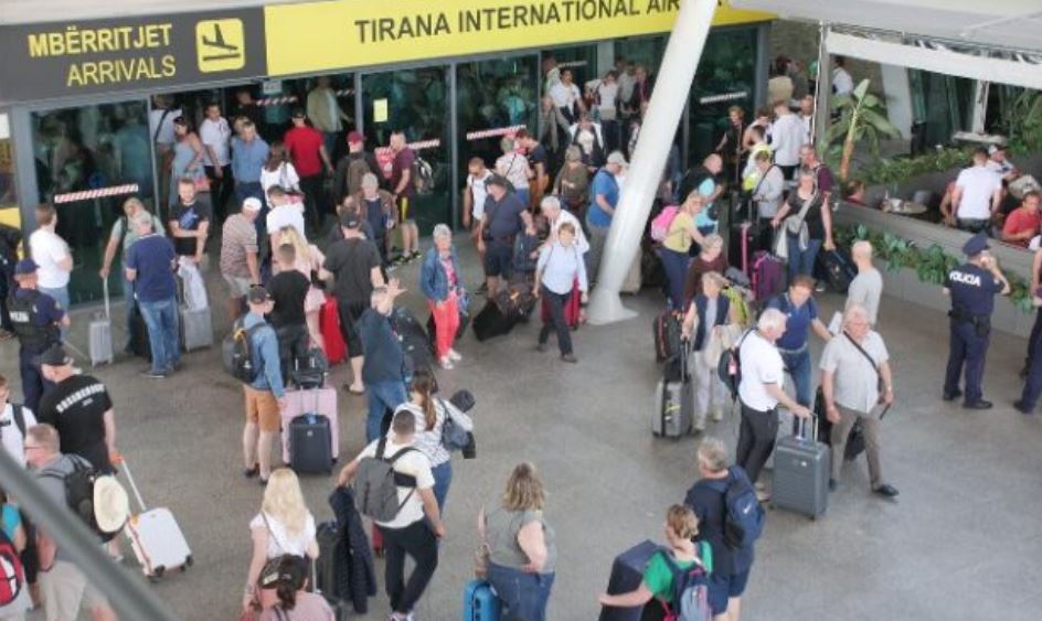 “Fluturojnë” çmimet e biletave të avionëve në gusht, arrijnë mbi 200 euro për një drejtim