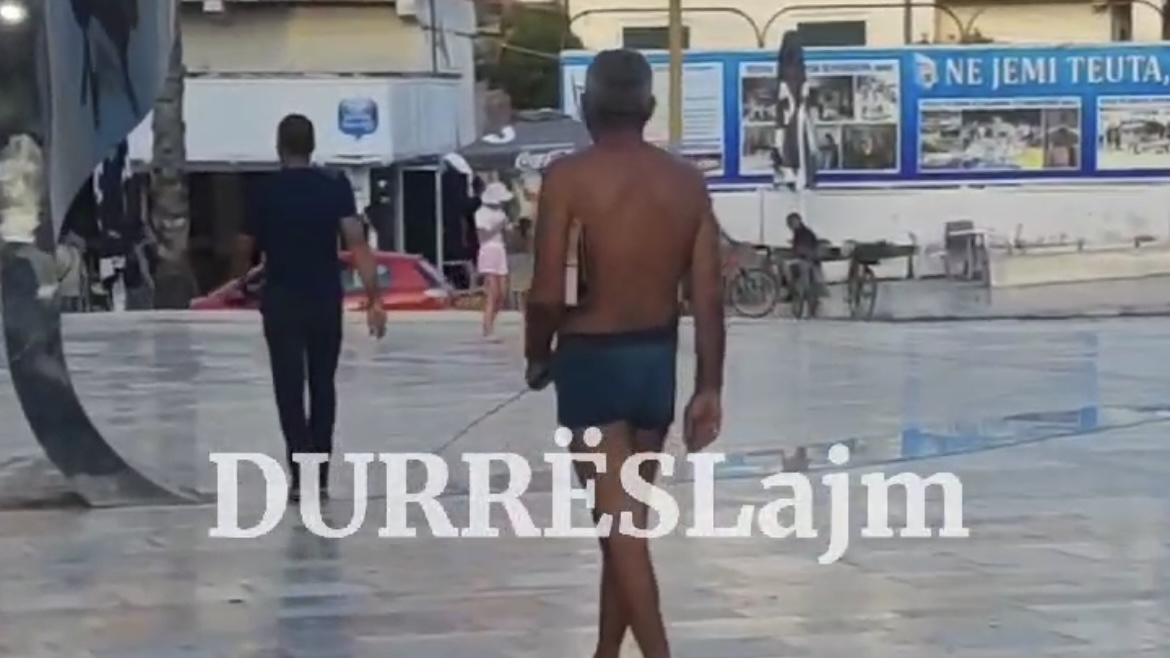 VIDEO/ Përsëritet pamja: Një tjetër burrë shëtit me të brendshme nëpër qytet