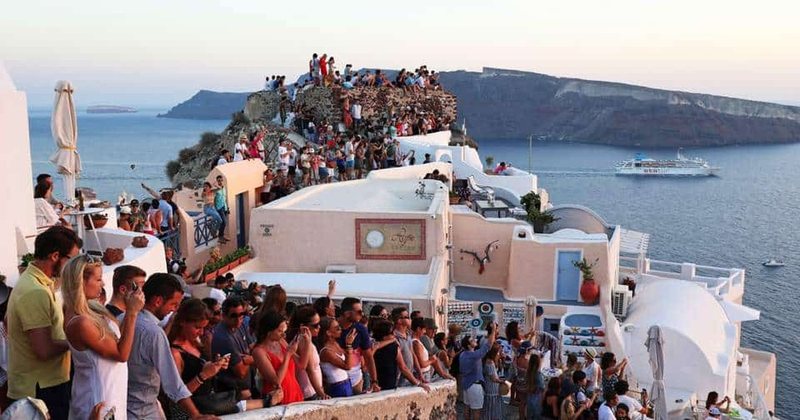 “Po vijnë 17,000 turistë”, banorëve të Santorinit u kërkohet të mbyllen në shtëpi për të liruar hapësirë