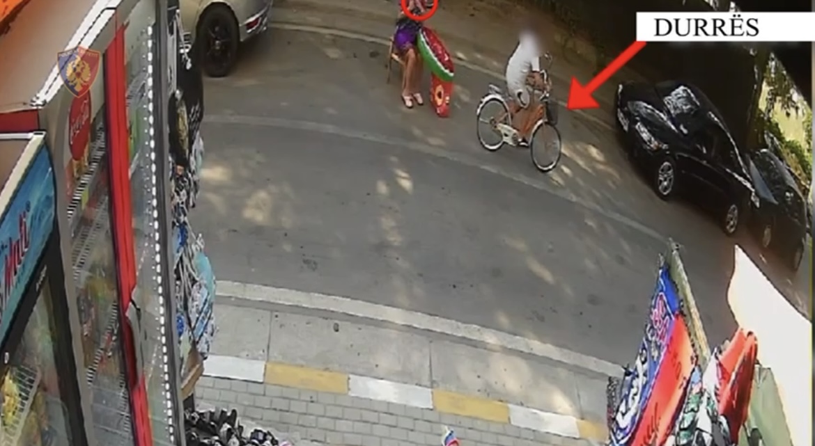 Duke lëvizur mbi biçikletë në Durrës, “Hija” u merr me forcë nga qafa varëset dy grave (EMRI+VIDEO)