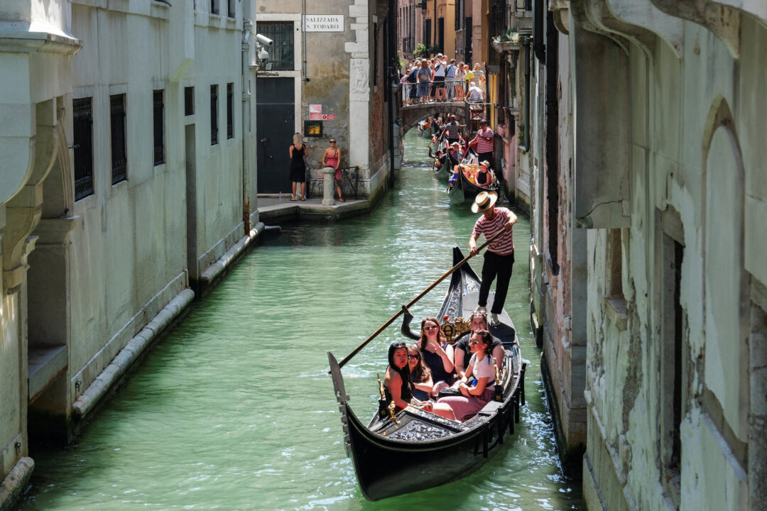 Venezia redukton numrin e grumbullimeve festive, gjoba shkon deri në &#8230;