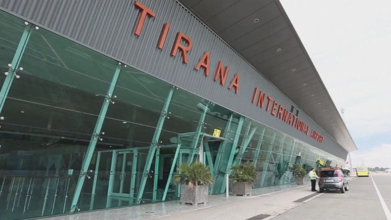 Problemet globale në sistemet e IT-së, reagon Ministria: Fluturimet e mëngjesit në kohë dhe pa probleme, Aeroporti i Tiranës ka një sistem të dyfishtë
