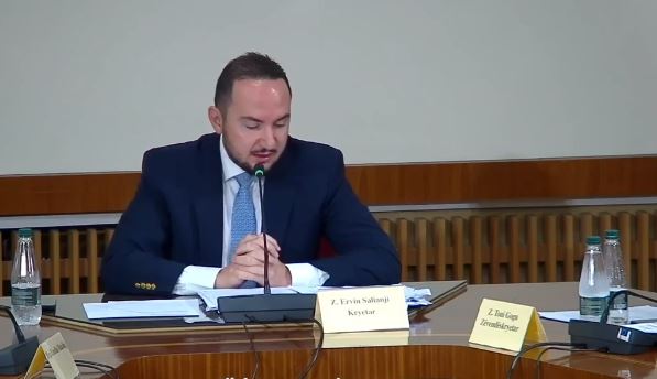 Vlora Hyseni “mollë sherri” tek komisioni për TIMS/ Deputeti i PS-Salianjit: Nise mbledhjen me një ndjesë publike