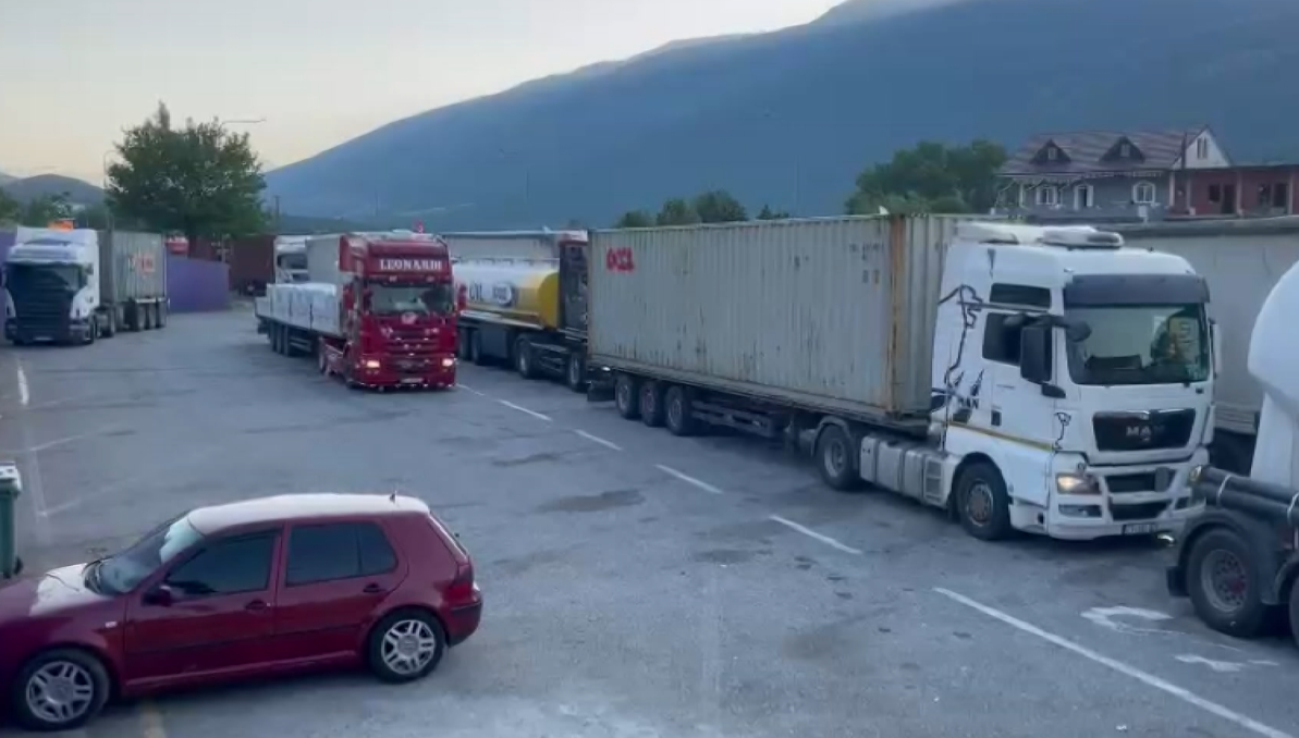 Kamionët bllokohen në kufi! Kosova ndalon lëvizjen e mjeteve të rënda nga ora 11:00 deri në orën 17:00