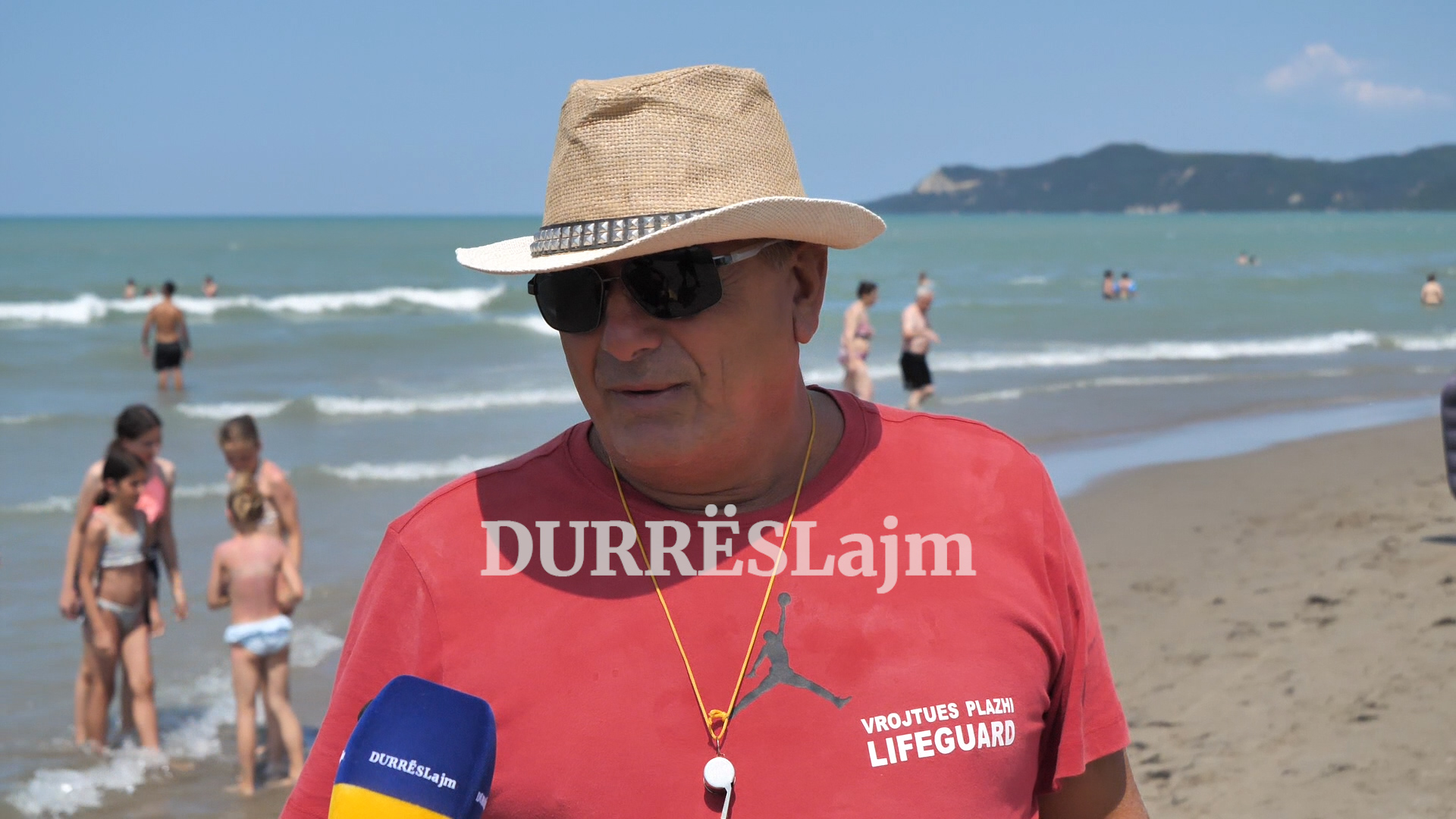 “Shqiptarët janë të padisiplinuar!” Vrojtuesi i plazhit rendit vështirësitë e punës (VIDEO)