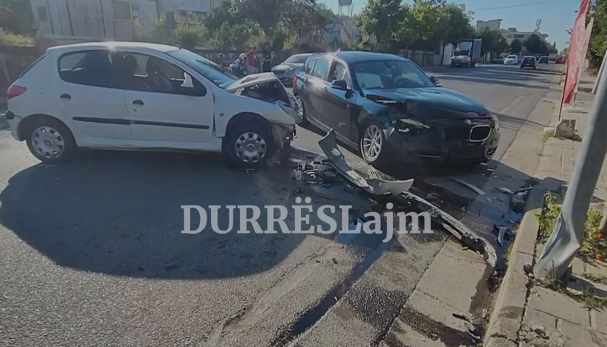 Aksident në Durrës, dy makina përplasen “kokë më kokë” (VIDEO)