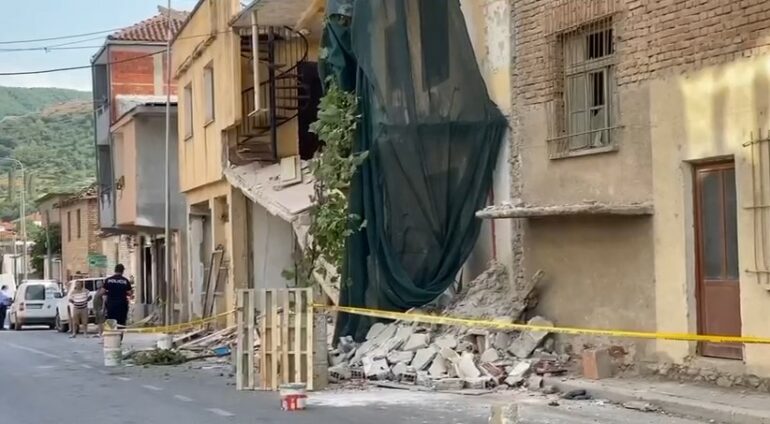 27-vjeçari pësoi aksident teksa po punonte/ Nis procedimi për drejtuesin teknik të firmës, e pëson pronari i banesës