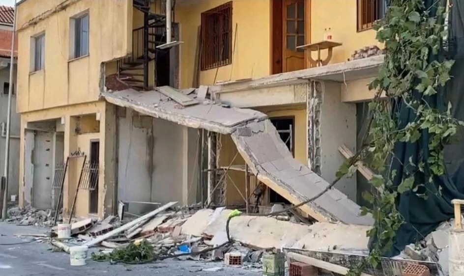 E RËNDË! 27-vjeçarit i bie muri sipër, niset drejt Traumës në gjendje të rëndë