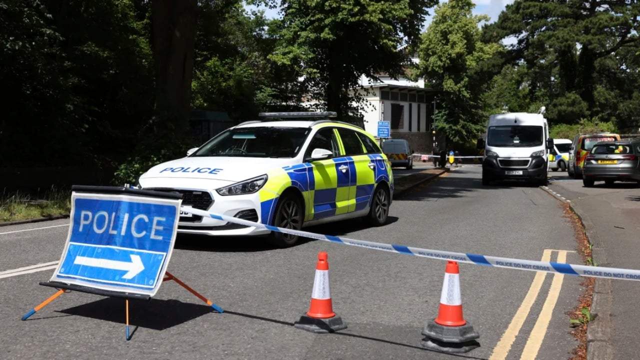 U zbuluan mbetje njerëzore në dy valixhe, policia britanike nis kërkimet për të gjetur të dyshuarin që i la poshtë urës