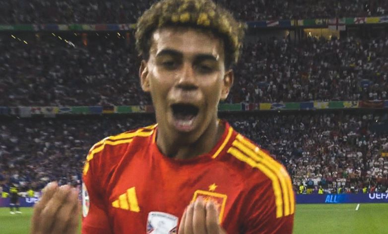 “Fol, fol!”, festimi i Jamal pas ndeshjes bën xhiron e rrjetit! Të gjithë janë të bindur se me kë e ka (VIDEO)