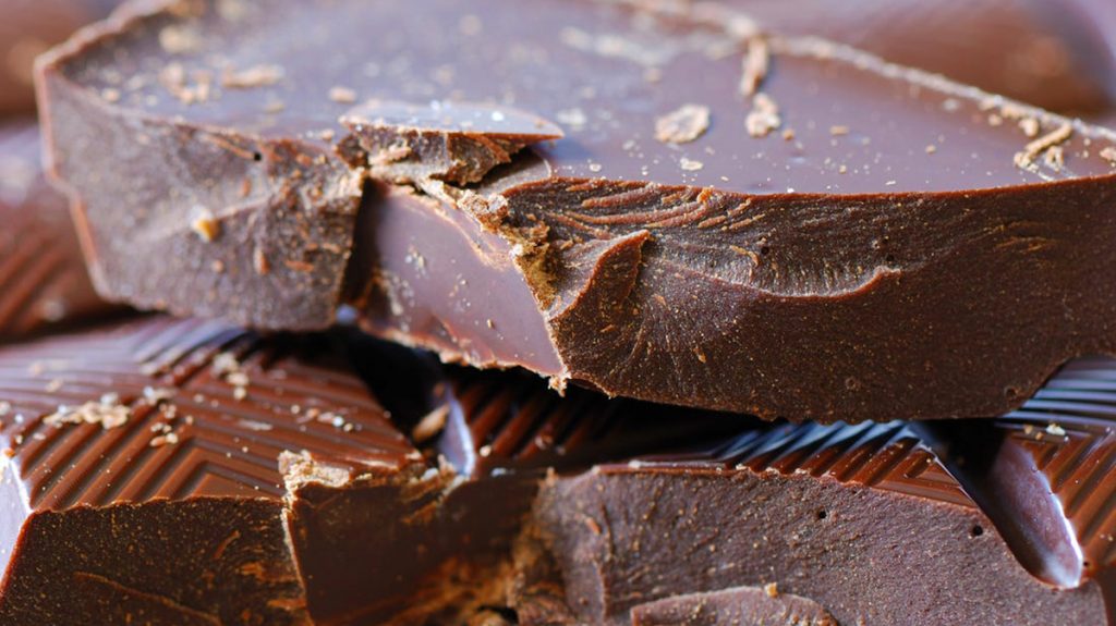 Tre mënyra si çokollata e zezë ju ndihmon të bini nga pesha, ja çfarë duhet të dini