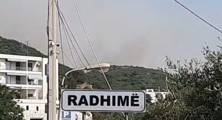 Përfshihet nga zjarri kodra në Radhimë