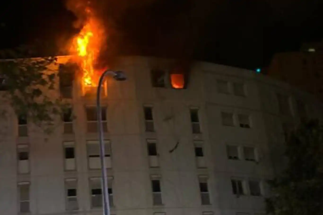 Zjarri përfshin pallatin në Nice, 7 të vdekur mes të cilëve edhe fëmijë! Dyshohet se ishte i qëllimshëm
