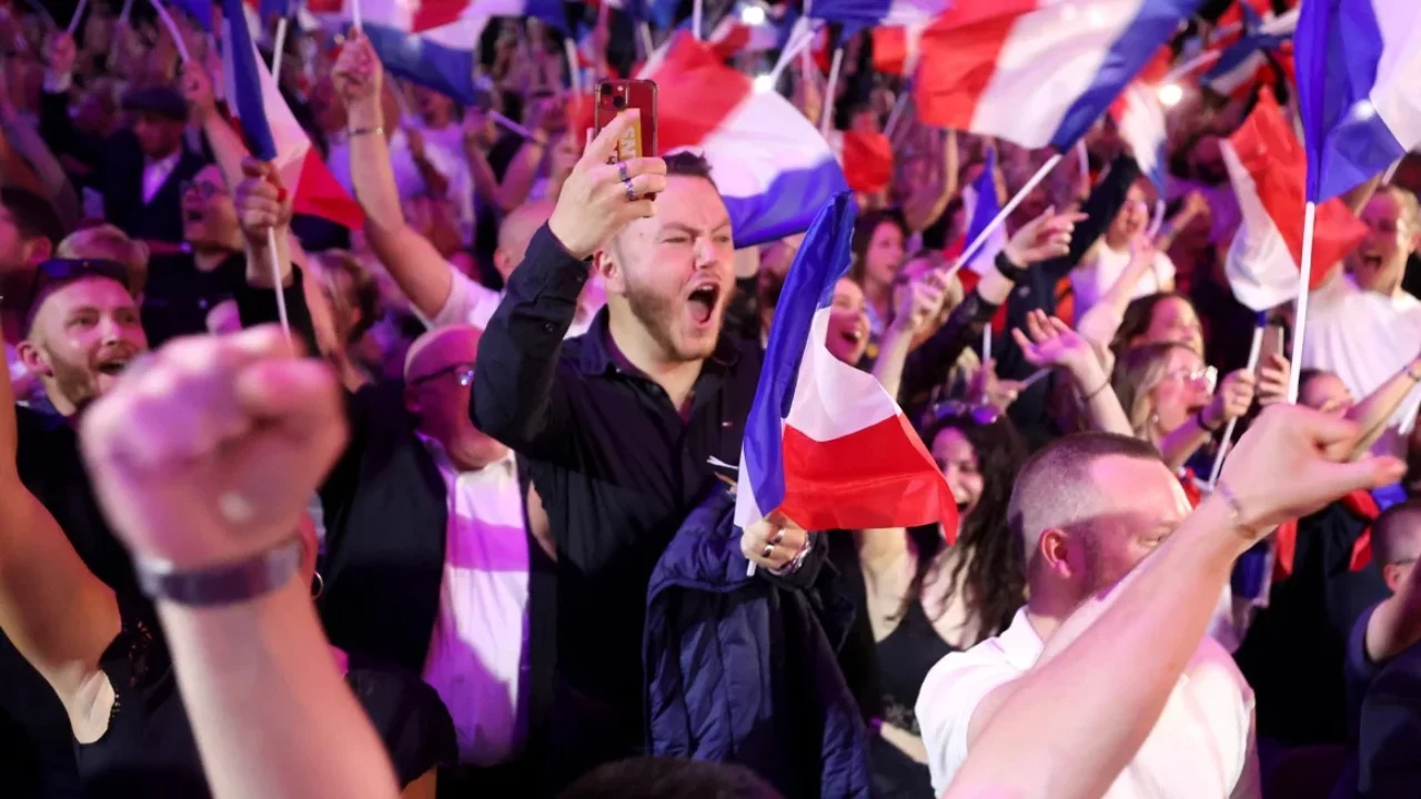 Raundi i dytë i zgjedhjeve të parakohshme parlamentare në Francë, qytetarët u drejtohen qendrave të votimit
