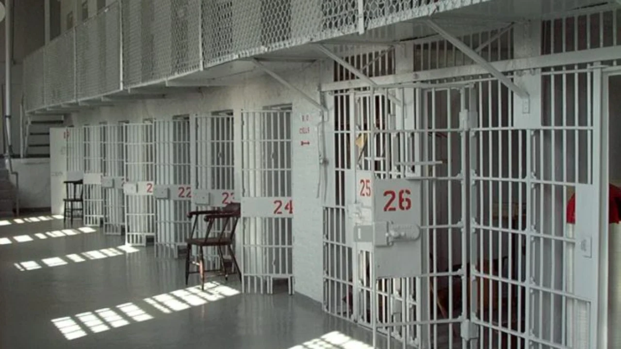 Gjobvënie brenda burgut/ Tre shqiptarë në Kretë shantazhonin të burgosurit me familjarët dhe shuma deri në 1000 euro
