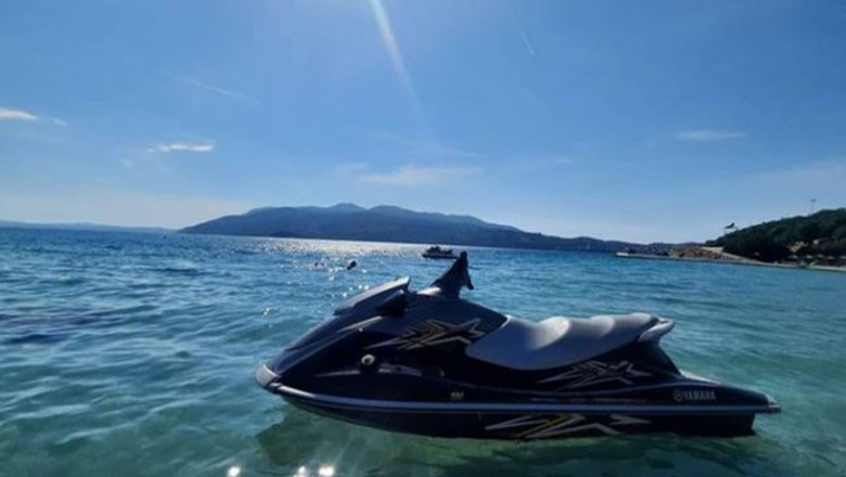 E drejtonte vëllai 20 vjeç/ E mitura 14-vjeçe rrëzohet nga Jet Ski, niset me urgjencë në Tiranë