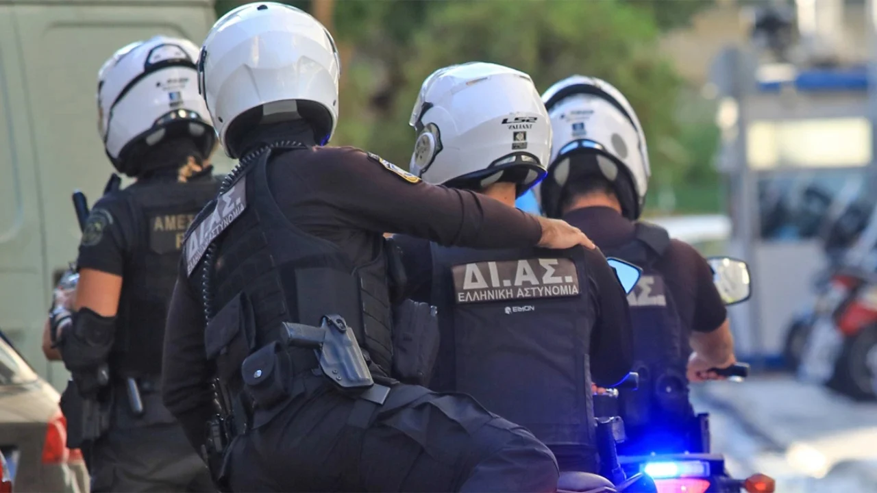 Atentat në Athinë, viktima qëllohet teksa po lëvizte me makinë