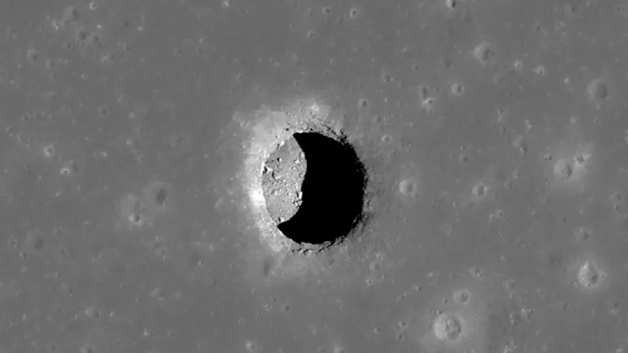 Zbulimi i shpellës së parë në Hënë, shkencëtarët: Mund të ndihmojë në strehimin e astronautëve nga temperaturat ekstreme